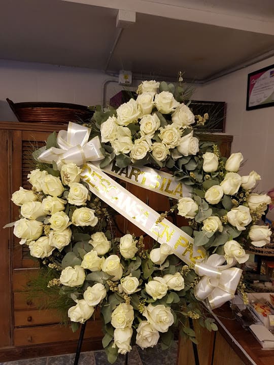 Imagen de Te recordare Descripcion: Corona de un metro con 50 rosas blancas nardos  perfumados, liliums.